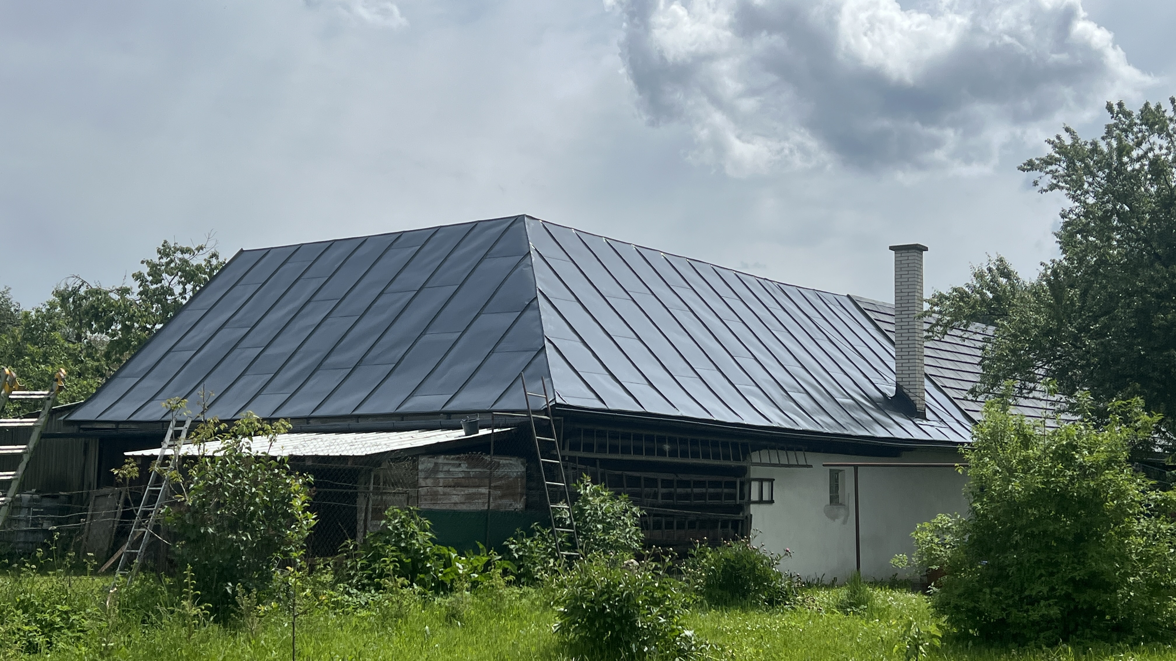 Čistenie a náter strechy — realizácia