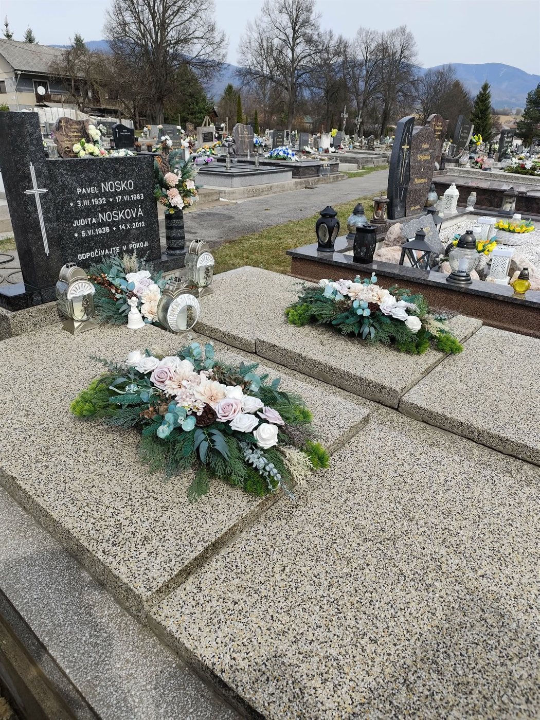 Pomník po čistení od Strecha Majer — čistý kameň, obnovený povrch, čitateľný nápis