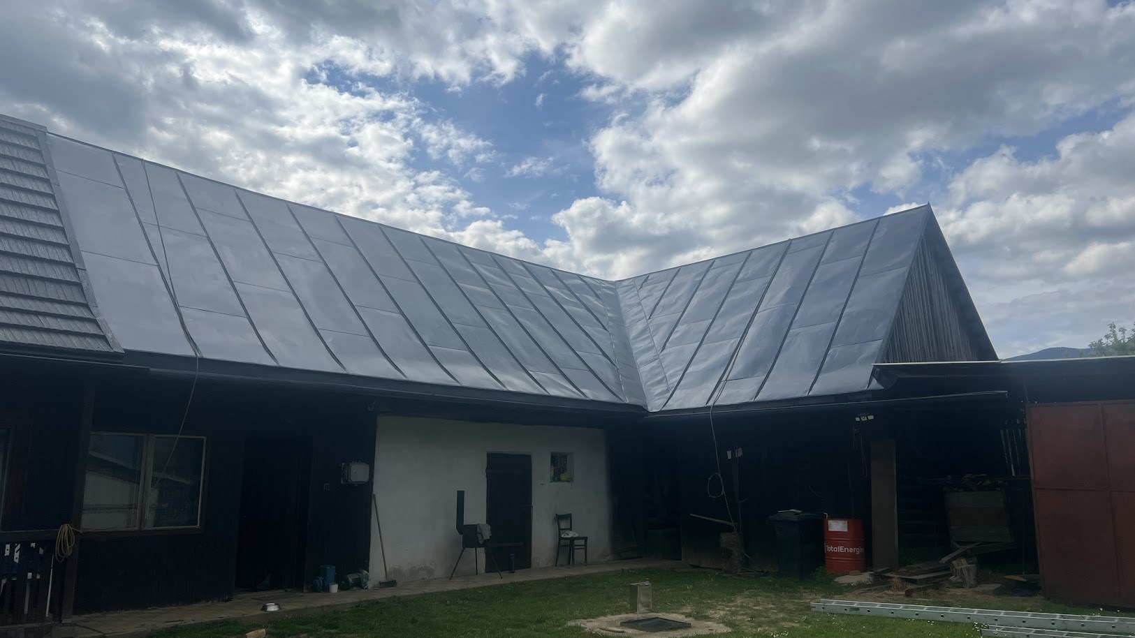 Plechová strecha v Závadke nad Hronom po náteru — nová matná úprava, Strecha Majer 2024