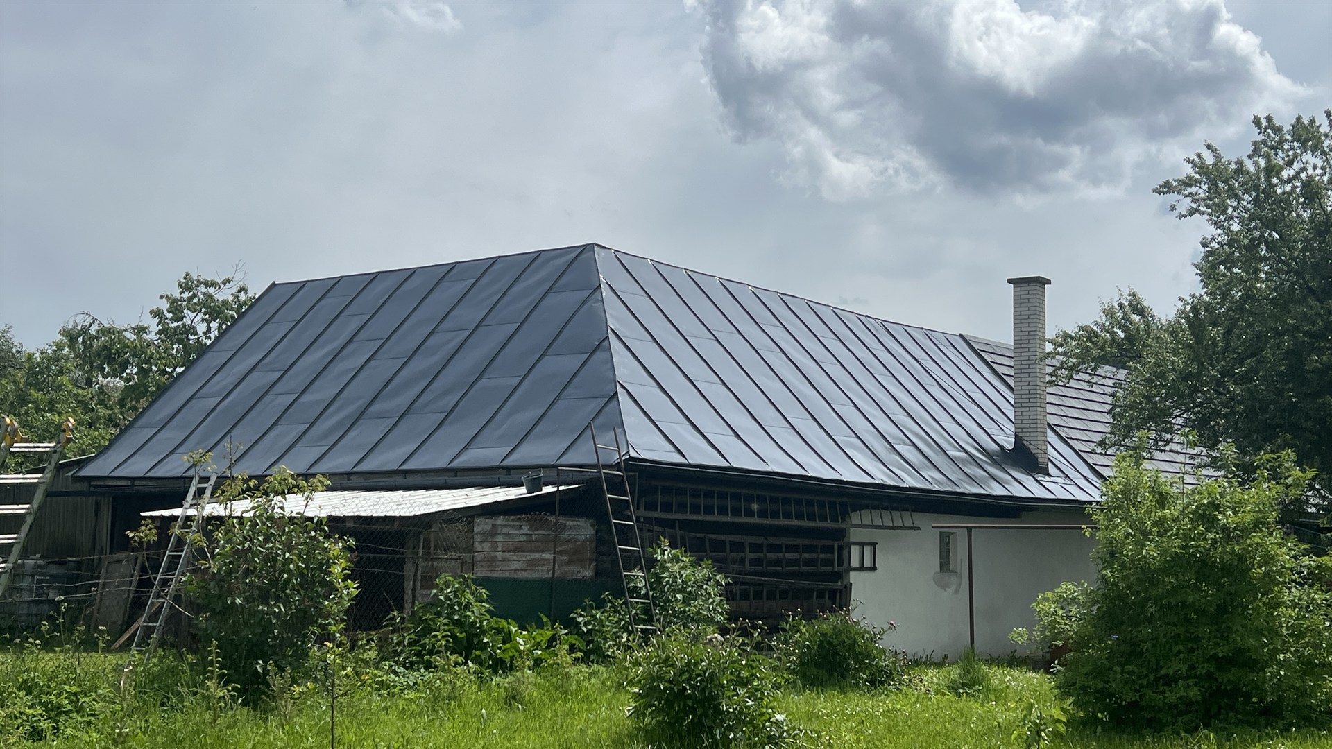 Zadná strana plechovej strechy v Závadke nad Hronom po renovácii — čistý matný náter, 2024